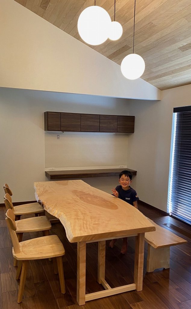 納品のご報告 美しい栃一枚板 | 一枚板テーブル 家具工房鳳山堂