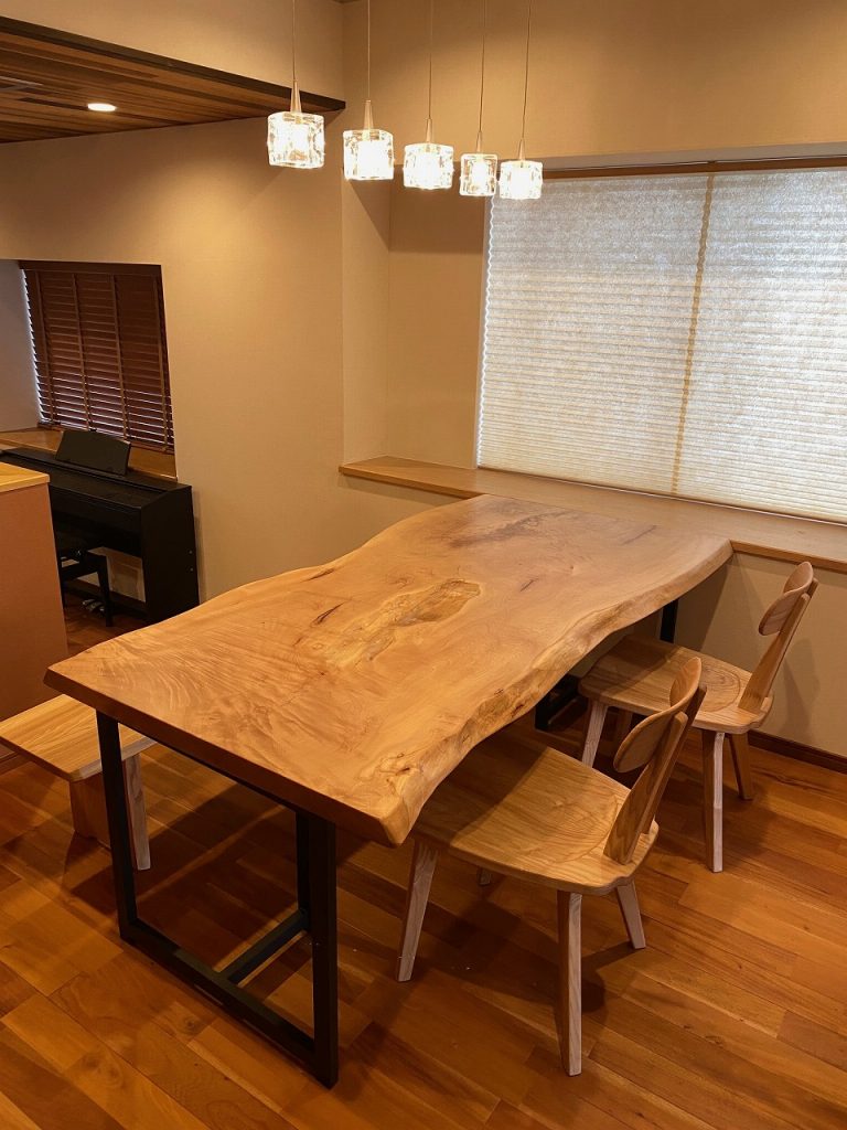 納品のご報告 個性的な栃一枚板 | 一枚板テーブル 家具工房鳳山堂