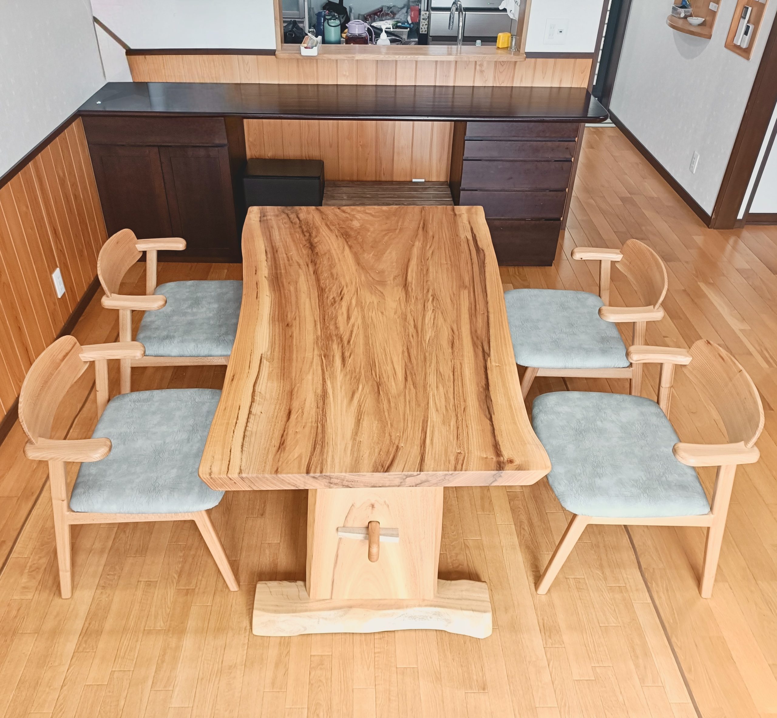納品のご報告 楠一枚板と人気チェア725 | 一枚板テーブル 家具工房